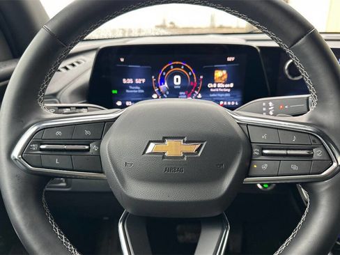 Used 2025 Chevrolet Traverse LT image 24