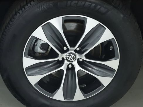 Used 2023 Toyota Highlander XLE AWD/4WD image 12