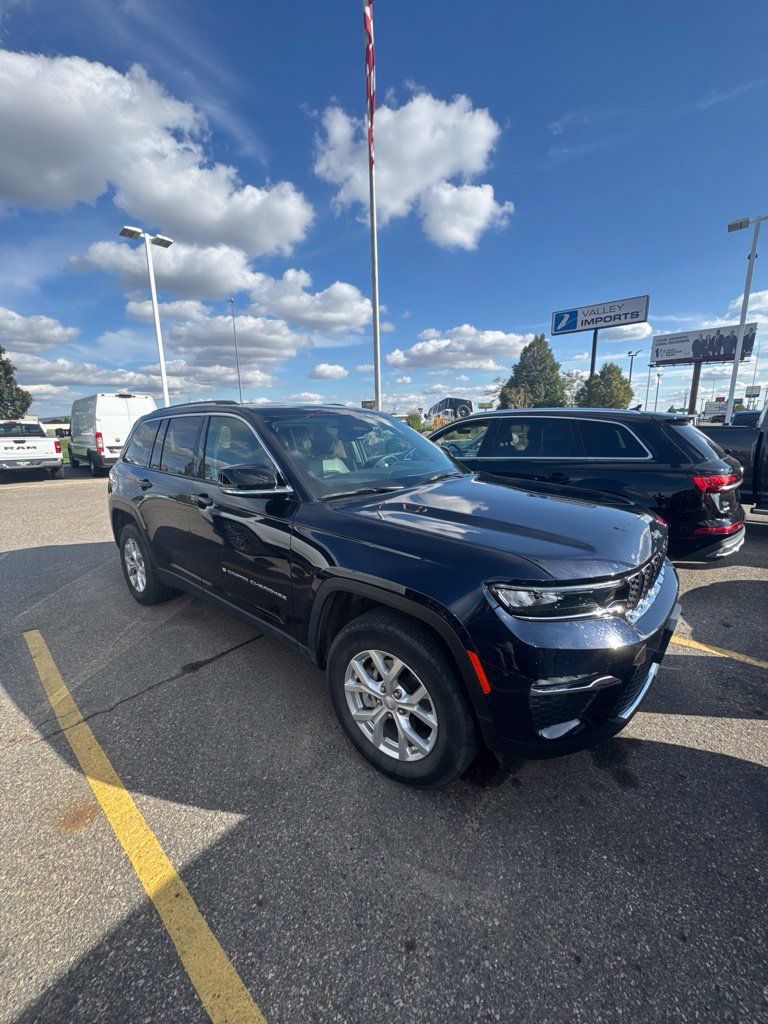 Used 2023 Jeep Grand Cherokee Limited AWD/4WD image 2