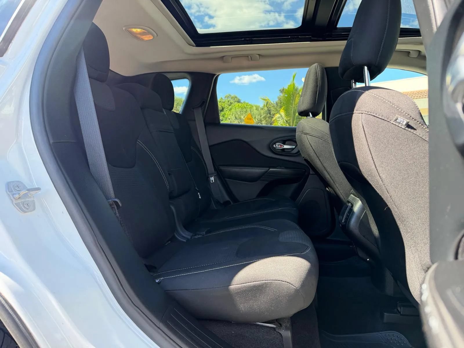 Used 2015 Jeep Cherokee Latitude w/ Comfort/Convenience Group FWD image 37