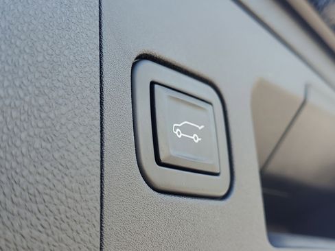 Used 2023 Cadillac XT4 Luxury w/ Cold Weather Package image 9