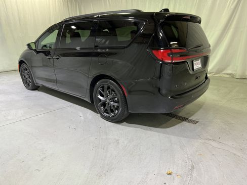 Used 2025 Chrysler Pacifica Limited image 8