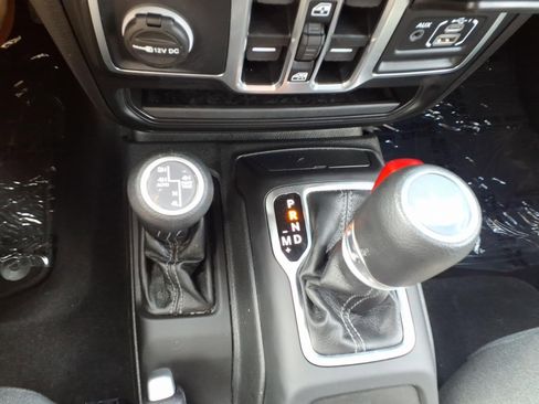 Used 2025 Jeep Wrangler Unlimited Sahara AWD/4WD image 15
