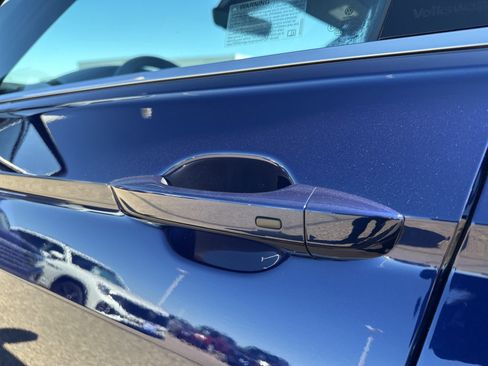 Certified 2022 Volkswagen Tiguan SEL R-Line image 9