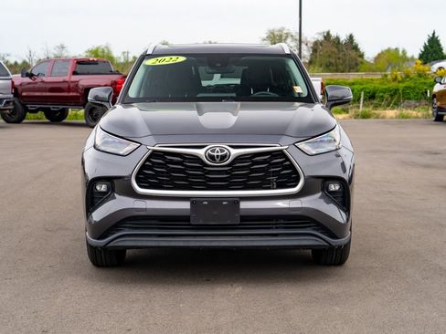 Used 2022 Toyota Highlander XLE AWD/4WD image 3