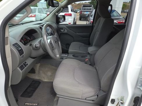 Used 2017 Nissan Frontier SV w/ SV Value Truck Package RWD image 15