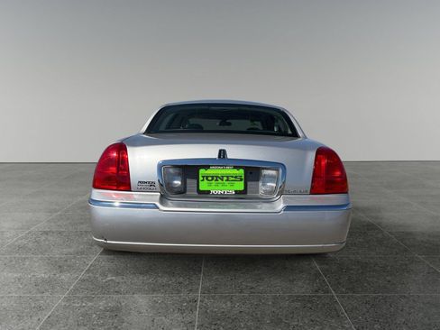 Used 2010 Lincoln Town Car Signature Limited RWD image 5