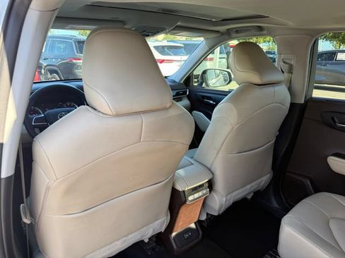 Used 2022 Toyota Highlander XLE FWD image 31