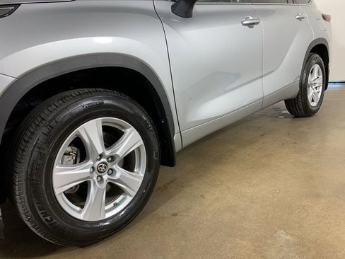 Used 2024 Toyota Highlander LE AWD/4WD image 2