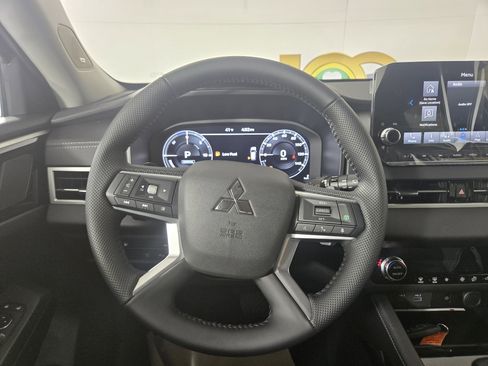 New 2025 Mitsubishi Outlander SE image 14