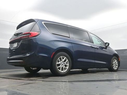 Used 2025 Chrysler Pacifica Select image 51