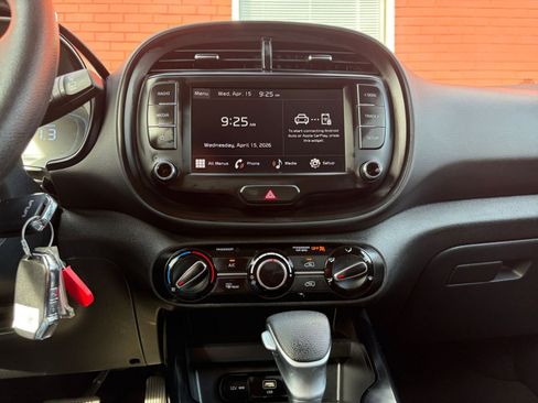 Used 2025 Kia Soul LX w/ LX Technology Package FWD image 17