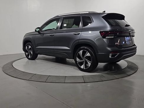 Used 2025 Volkswagen Taos SE w/ Panoramic Sunroof Package AWD/4WD image 3