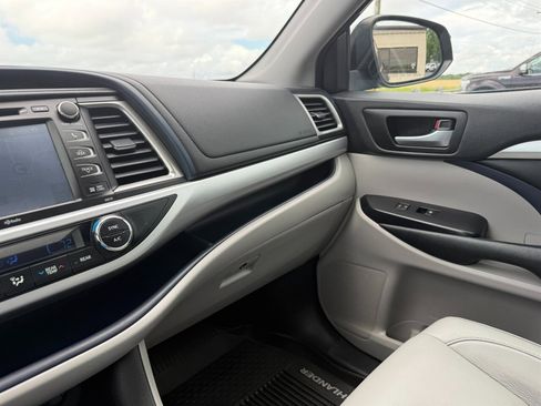 Used 2018 Toyota Highlander XLE AWD/4WD image 19