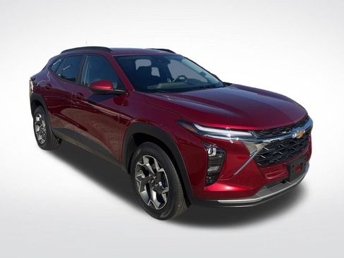 Used 2025 Chevrolet Trax LT w/ LT Convenience Package FWD image 3