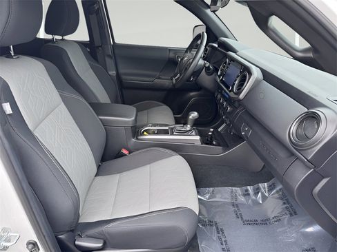 Used 2021 Toyota Tacoma TRD Sport w/ Technology Package image 30