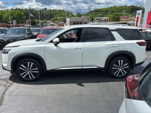 Certified 2024 Nissan Pathfinder Platinum w/ Cargo Package AWD/4WD image 4