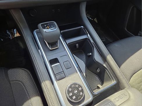 Used 2025 Nissan Pathfinder SV image 31