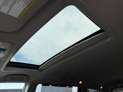 Used 2017 Toyota Sienna XLE w/ XLE Navigation Package FWD image 12