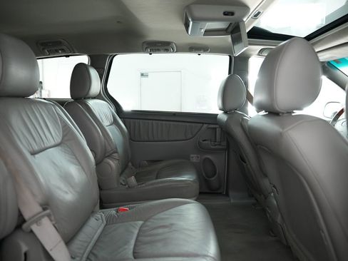 Used 2010 Toyota Sienna XLE Limited image 39