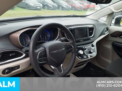 Used 2023 Chrysler Voyager LX FWD image 6