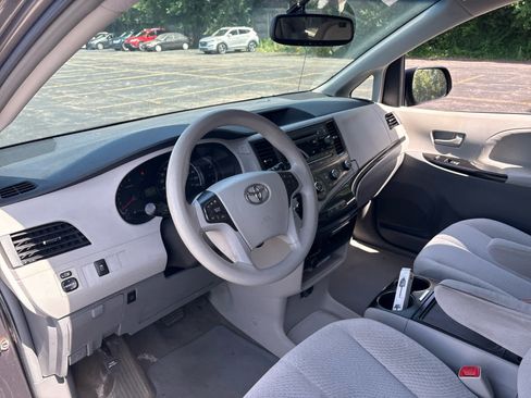 Used 2012 Toyota Sienna LE w/ Towing Pkg FWD image 7