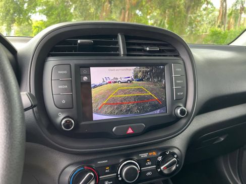 Used 2025 Kia Soul LX w/ LX Technology Package FWD image 18