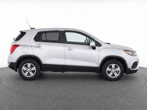 Used 2022 Chevrolet Trax LS w/ Tint and Cruise Package AWD/4WD image 11