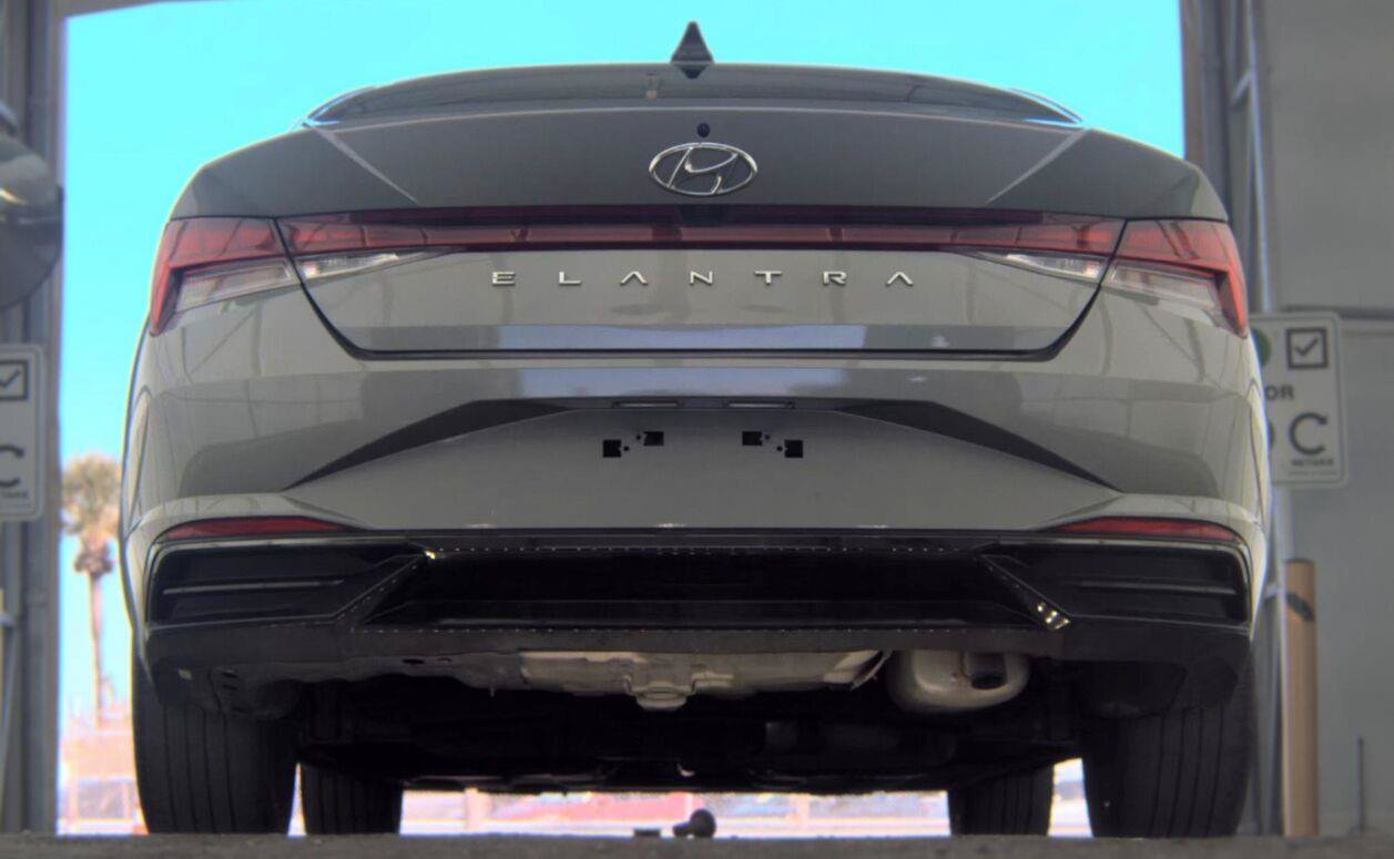 Used 2022 Hyundai Elantra SEL w/ Convenience + Premium Package FWD image 16