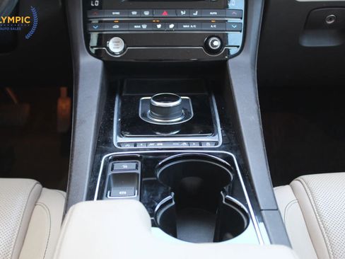 Used 2017 Jaguar F-PACE Prestige image 25