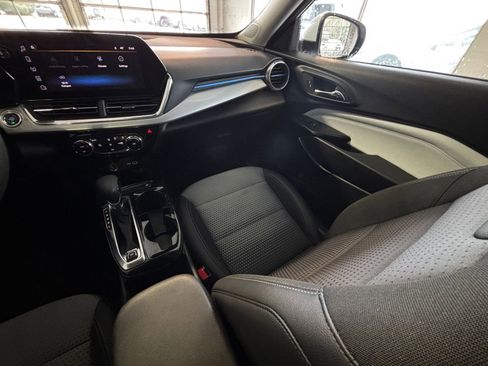 Used 2025 Chevrolet Trax LT image 34