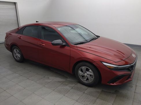 Used 2025 Hyundai Elantra SE FWD image 11