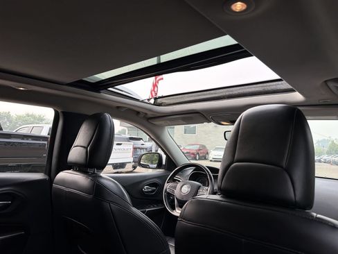 Used 2019 Jeep Cherokee Limited AWD/4WD image 23