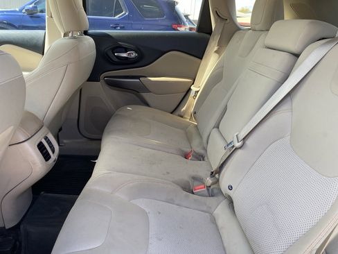 Used 2019 Jeep Cherokee Latitude w/ Popular Appearance Group image 8