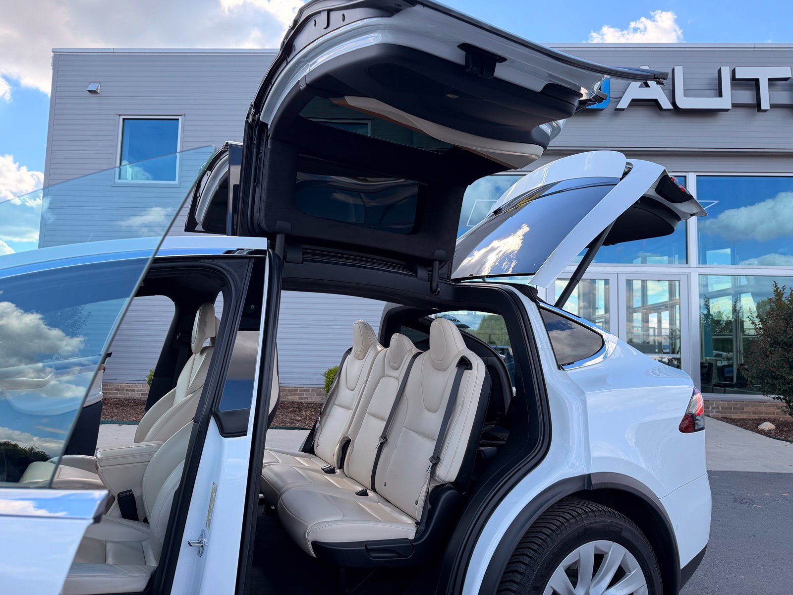 Used 2019 Tesla Model X 75D AWD/4WD image 4