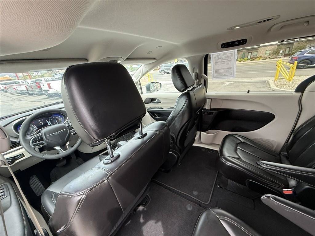 Used 2023 Chrysler Pacifica Touring-L FWD image 18