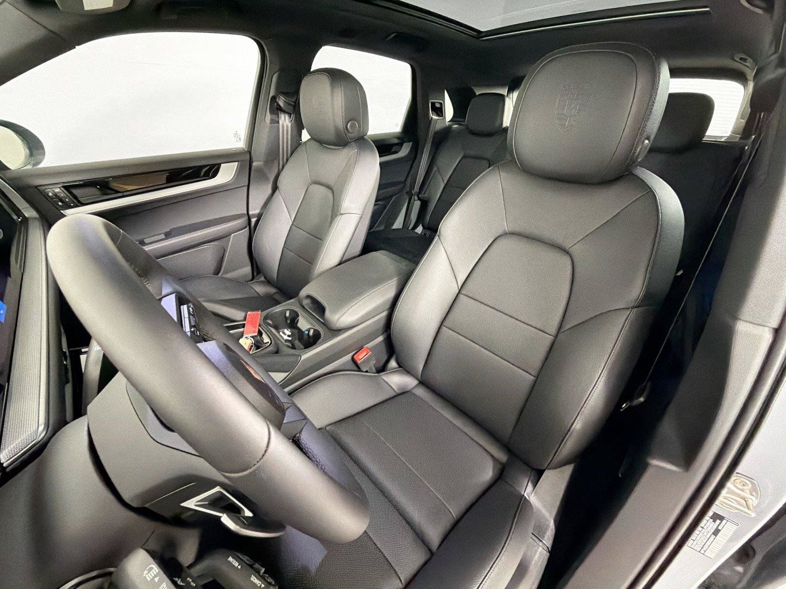 Certified 2025 Porsche Cayenne AWD/4WD image 5
