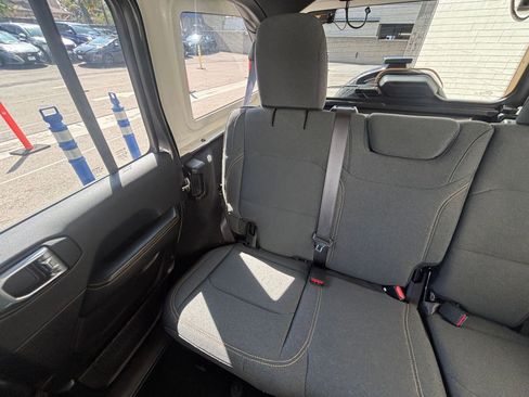 Used 2025 Jeep Wrangler Sahara image 39