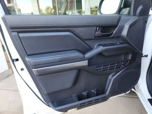Certified 2025 Toyota Tacoma SR5 w/ SR5 Upgrade Package AWD/4WD image 15