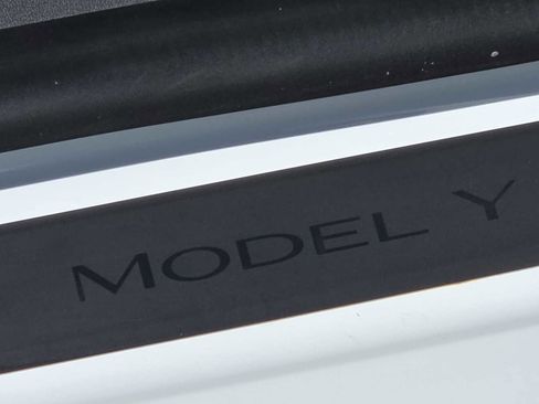 Used 2020 Tesla Model Y Long Range image 11