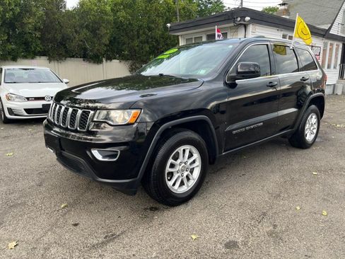 Used 2018 Jeep Grand Cherokee Laredo AWD/4WD image 2