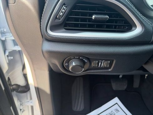 New 2027 Chrysler Pacifica Select FWD image 18
