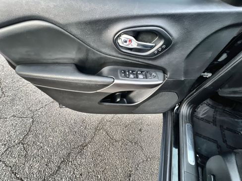 Used 2019 Jeep Cherokee Limited image 15