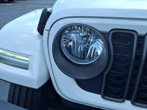 Used 2024 Jeep Wrangler Unlimited AWD/4WD image 12