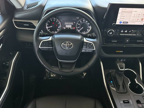 Used 2024 Toyota Highlander XLE FWD image 13