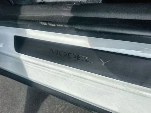 Used 2020 Tesla Model Y Long Range image 31