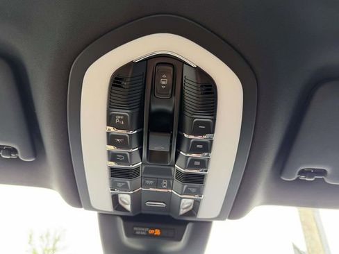 Certified 2025 Porsche Macan AWD/4WD image 32