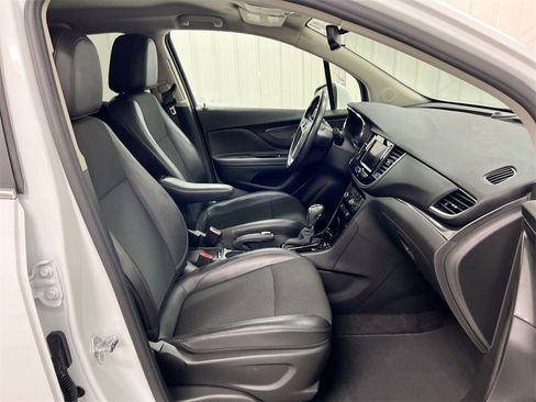 Used 2022 Buick Encore Preferred w/ Safety Package image 21