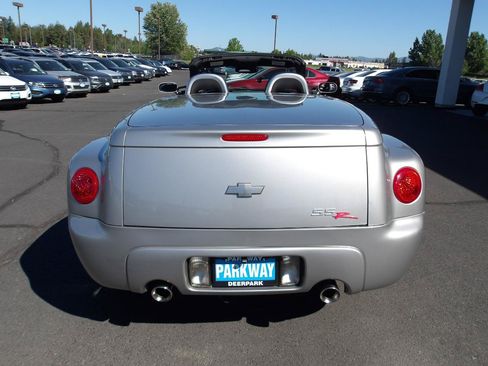 Used 2004 Chevrolet SSR w/ Preferred Equipment Group RWD image 12