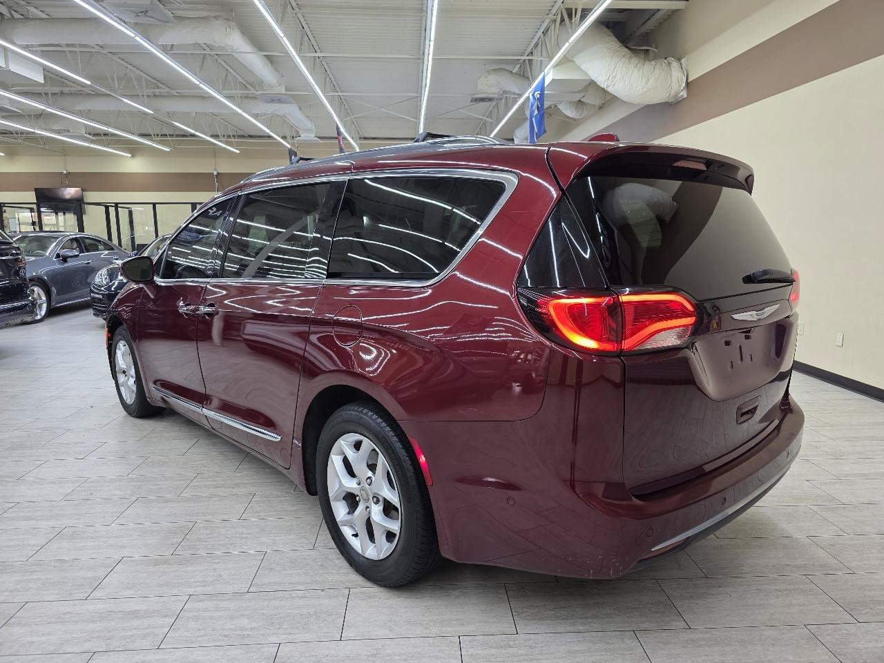Used 2020 Chrysler Pacifica Limited w/ Advanced Safetytec Group FWD image 8